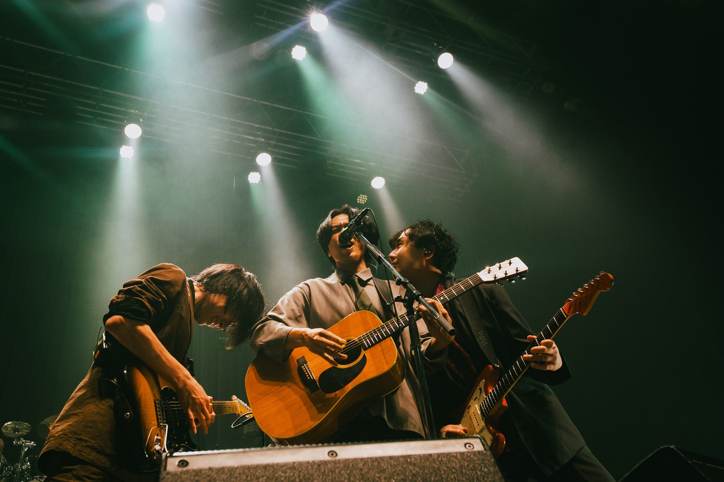 サポートギター2人に挟み撃ちにされる甫木元空（Vo / Bialystocks）。（撮影：上村窓）