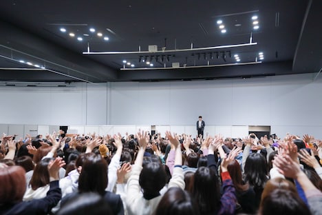 JIN(BTS)のハイタッチ会の様子。(c)BIGHIT MUSIC