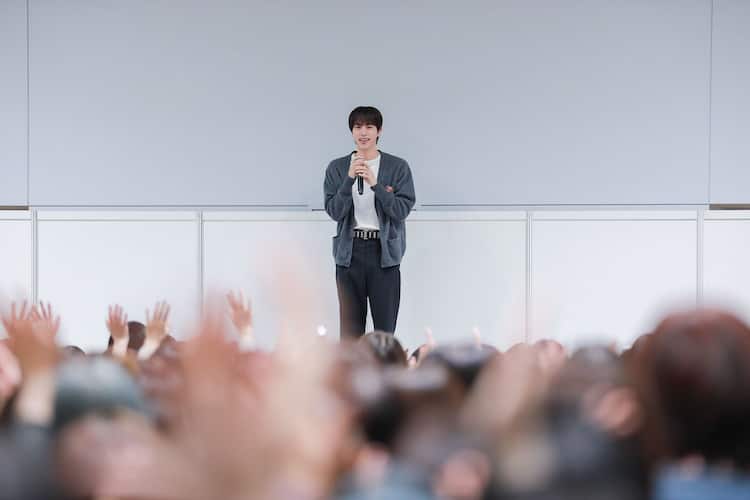 5年ぶり来日のBTS・JIN、ハイタッチでARMYと交流「少しでも皆さんに 