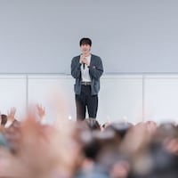 5年ぶり来日のBTS・JIN、ハイタッチでARMYと交流「少しでも皆さんに感謝の気持ちを伝えられたら」