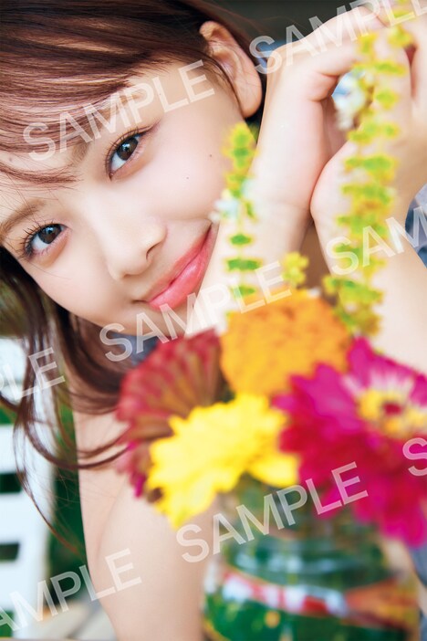 濱岸ひより（日向坂46）1st写真集「もしも」封入特典のポストカード。（撮影：三宮幹史［TRIVAL］）