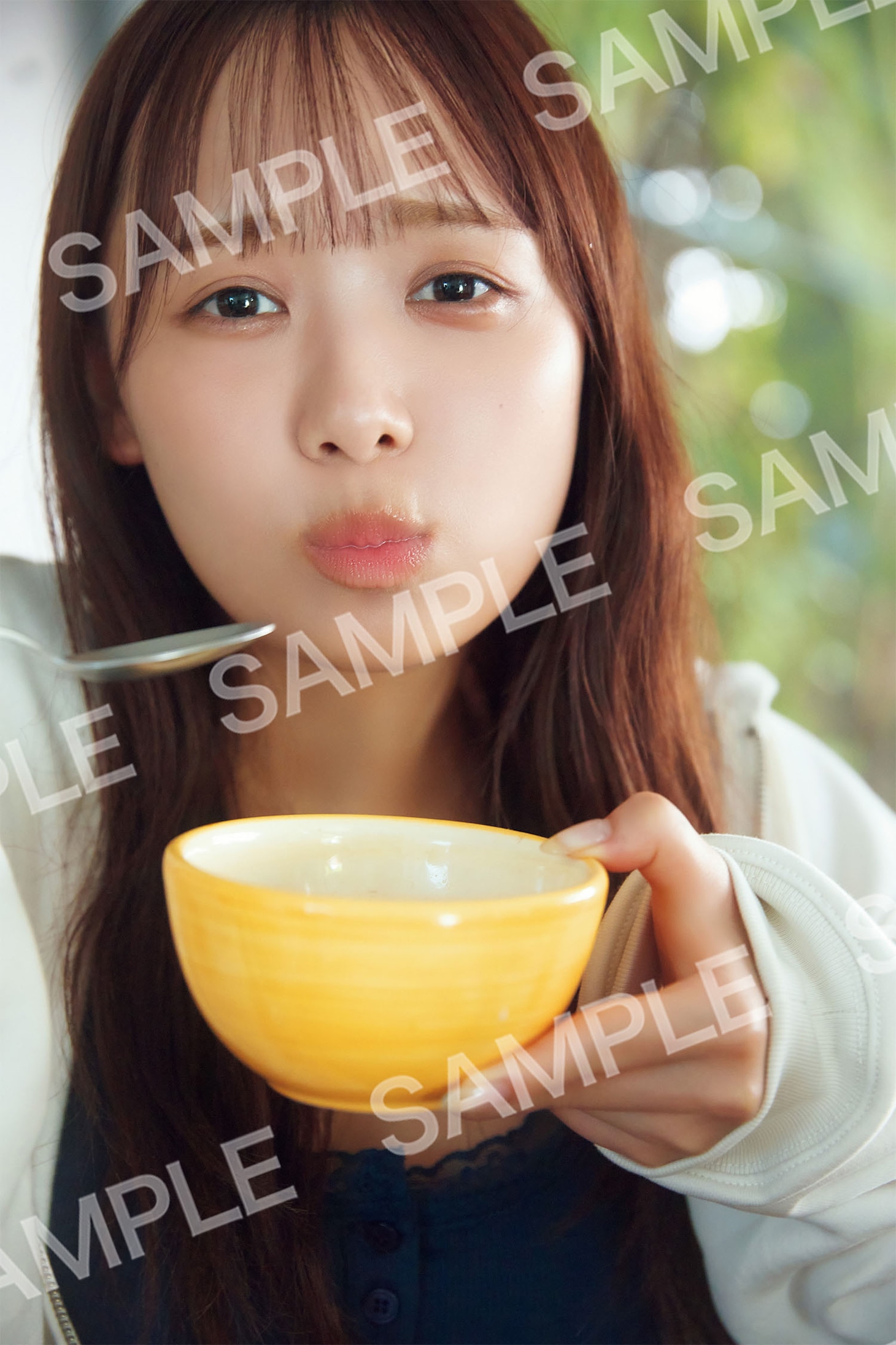濱岸ひより（日向坂46）1st写真集「もしも」封入特典のポストカード。（撮影：三宮幹史［TRIVAL］）