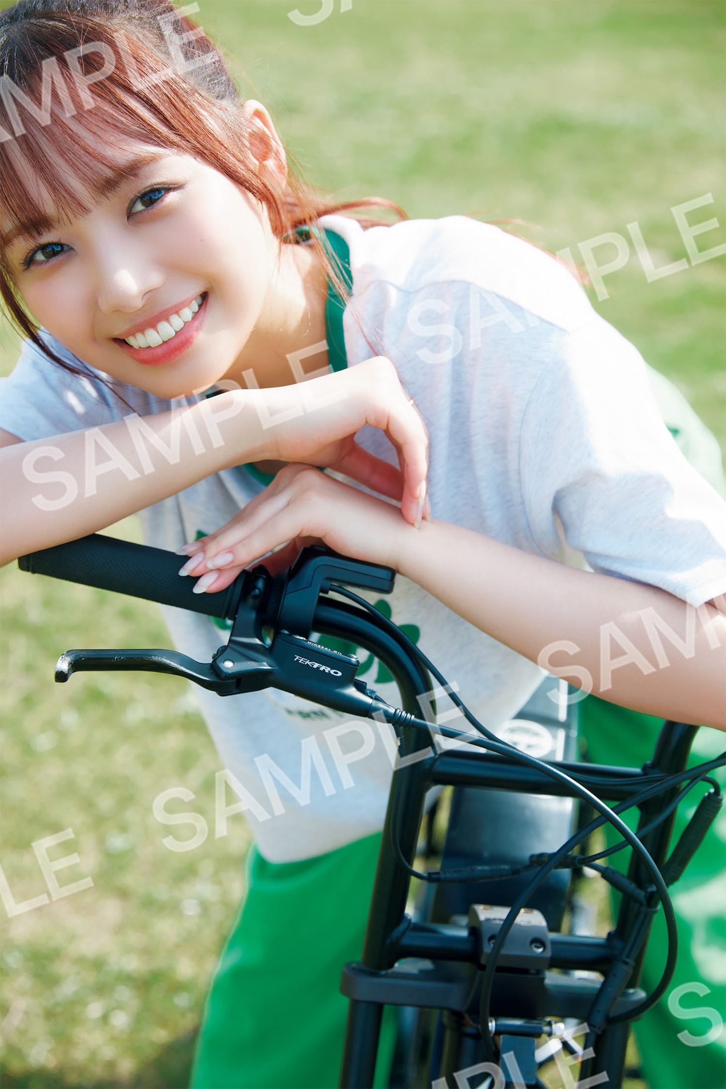 濱岸ひより（日向坂46）1st写真集「もしも」封入特典のポストカード。（撮影：三宮幹史［TRIVAL］）