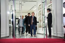 グッチ六本木店内から登場したBE:FIRST。