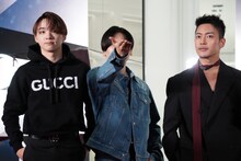 ムービーカメラを見つけたMANATO（中央）。