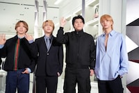 馴染みの顔のスタッフを見つけ安堵の表情を浮かべるLEO（右から2番目）。