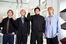 馴染みの顔のスタッフを見つけ安堵の表情を浮かべるLEO（右から2番目）。