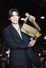 お気に入りのフライドポテトのチャームをアピールする目黒蓮（Snow Man）