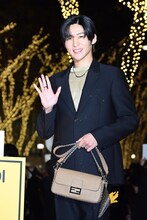 手を振る目黒蓮（Snow Man）。