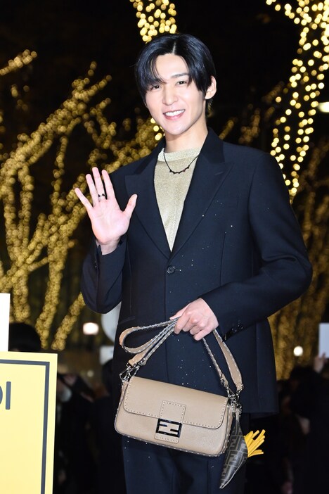 手を振る目黒蓮（Snow Man）。