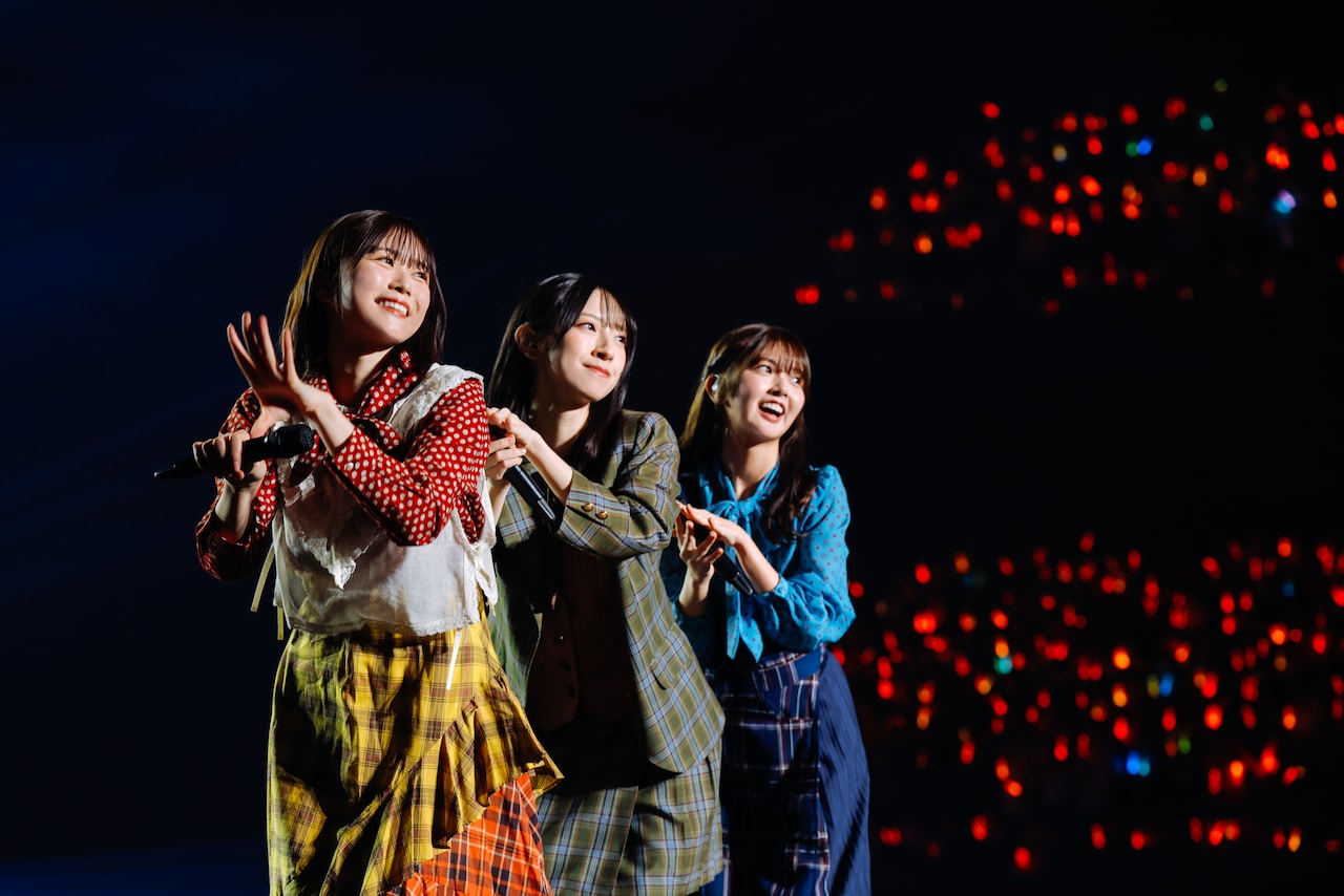 左から丹生明里、金村美玖、山下葉留花。（撮影：上山陽介
