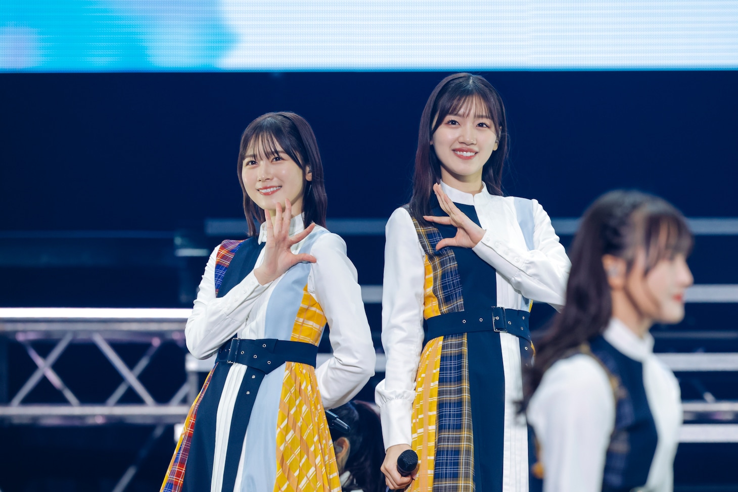 左から丹生明里、佐々木美玲。（撮影：上山陽介）
