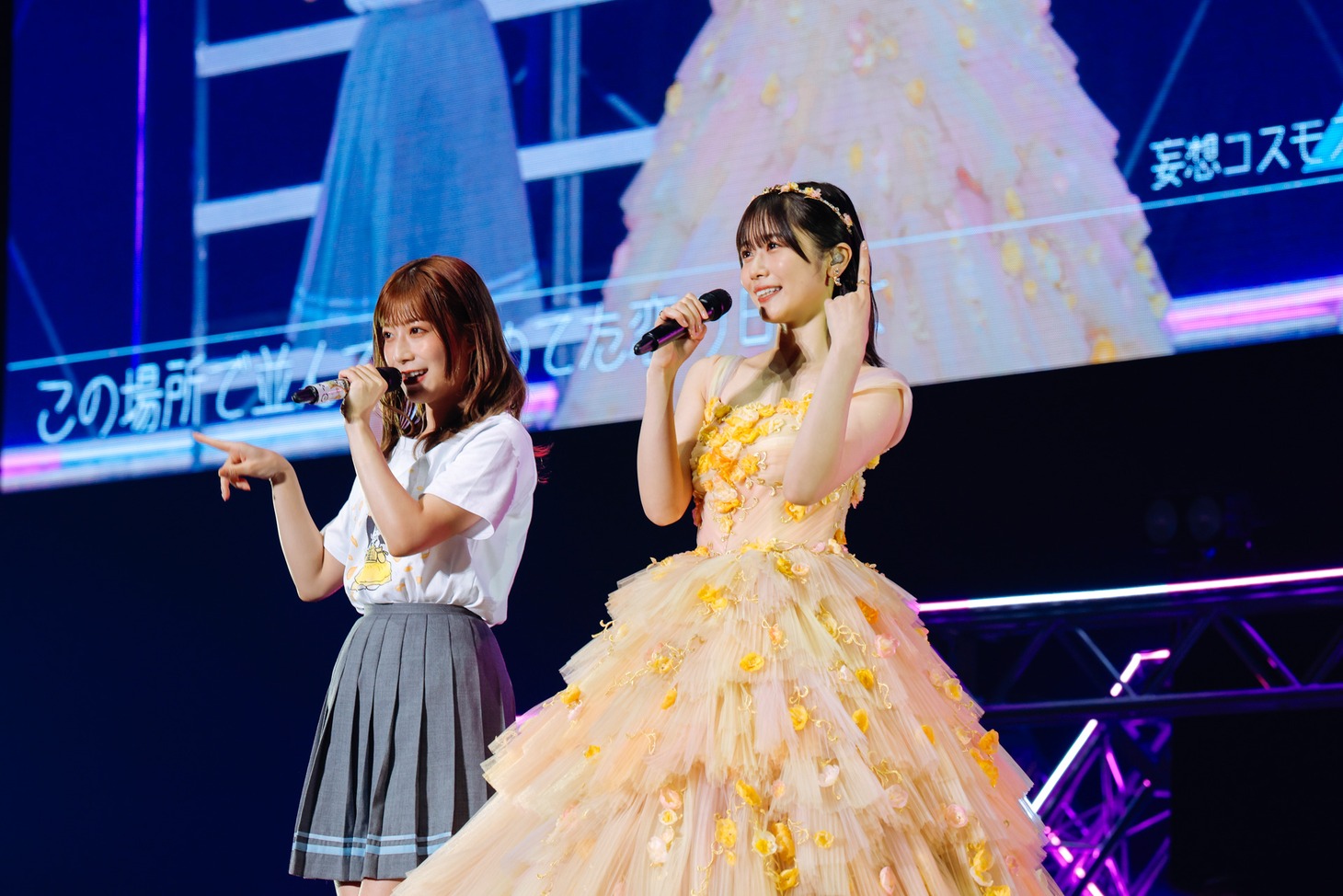 左から東村芽依、丹生明里。（撮影：上山陽介）
