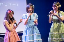 メンバーカラーの薬莢をプレゼントされるRYUTist。