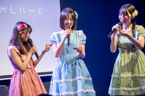 メンバーカラーの薬莢をプレゼントされるRYUTist。