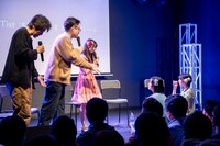 涙で立ち上がれない五十嵐夢羽（右端）と横山実郁（右から2番目）。