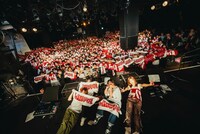 「ちゃくら全国侵略大作戦 ～もう一人にはしないよ編～」で撮影された記念写真。（撮影：エドソウタ）