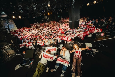 「ちゃくら全国侵略大作戦 ～もう一人にはしないよ編～」で撮影された記念写真。（撮影：エドソウタ）