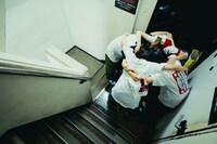 円陣を組むちゃくら。（撮影：エドソウタ）