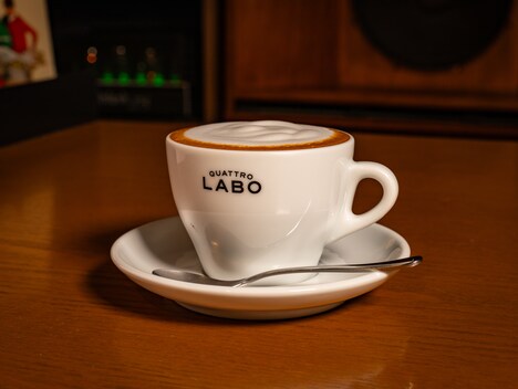 クアトロラボで提供されるダブルカプチーノ。