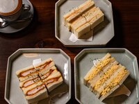 クアトロラボで提供されるサンドイッチ（カツ・タマゴ・ハム）。