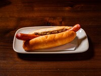 クアトロラボで提供されるホットドック。