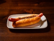 クアトロラボで提供されるホットドック。
