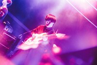 サポートメンバーの永田涼司（G / Couple）。（撮影：村田征斗）