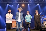山本彩とACIDMAN。(撮影:高田梓)