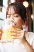 濱岸ひより（日向坂46）1st写真集「もしも」より、地元福岡にてラーメンと餃子をビールで流し込む濱岸ひより。（撮影：三宮幹史［TRIVAL］）