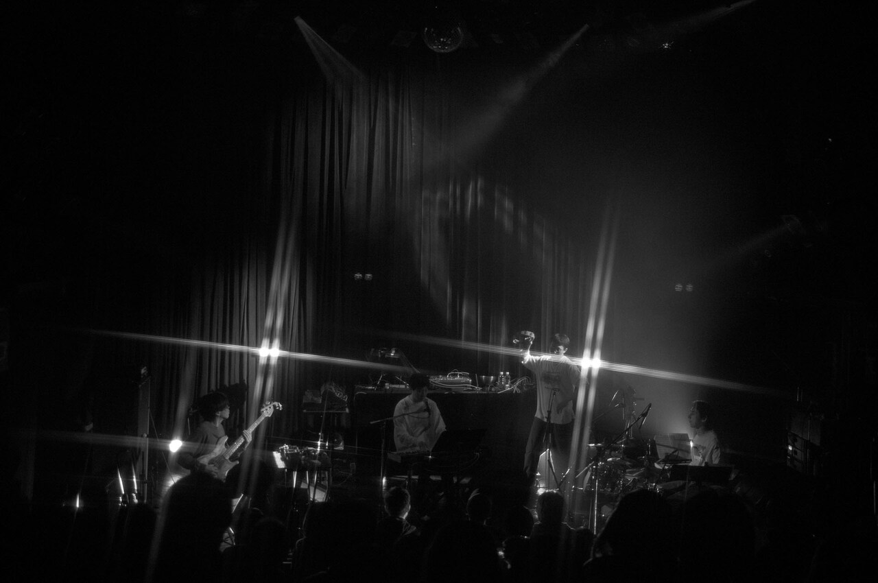 蓮沼執太が「歌」「エレクトロ」「ピアノ」で観客をかき回すコンセプトライブ、盛況で幕