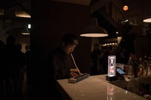 ドリンクカウンターで鍵盤ハーモニカを奏でる蓮沼執太。（撮影：濵本奏）