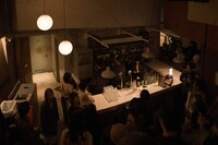 ドリンクカウンターの中で鍵盤ハーモニカを奏でる蓮沼執太。（撮影：濵本奏）