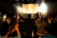 客席から登場したGAKU-MC。（撮影：樋口涼）