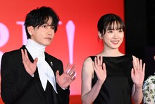 左から佐藤健、永野芽郁。