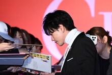 サインをする佐藤健。