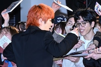 サインをするFukase（SEKAI NO OWARI）。