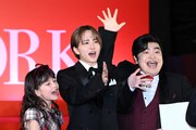 左からマイカ・ピュ、板垣李光人、加藤諒。