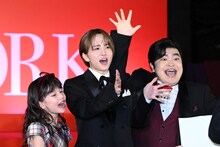 左からマイカ・ピュ、板垣李光人、加藤諒。