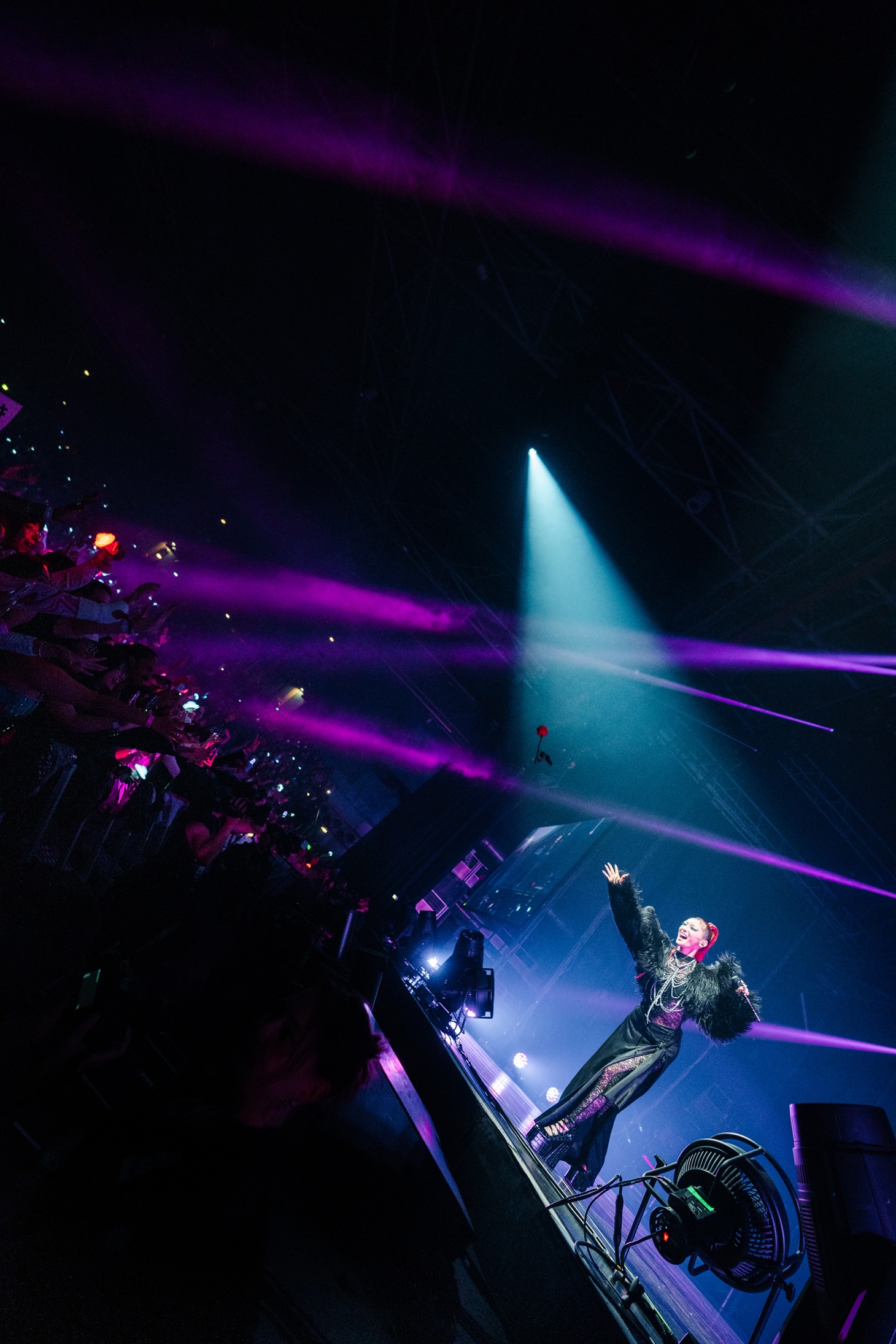 「XG 1st WORLD TOUR "The first HOWL"」パリ公演の様子。