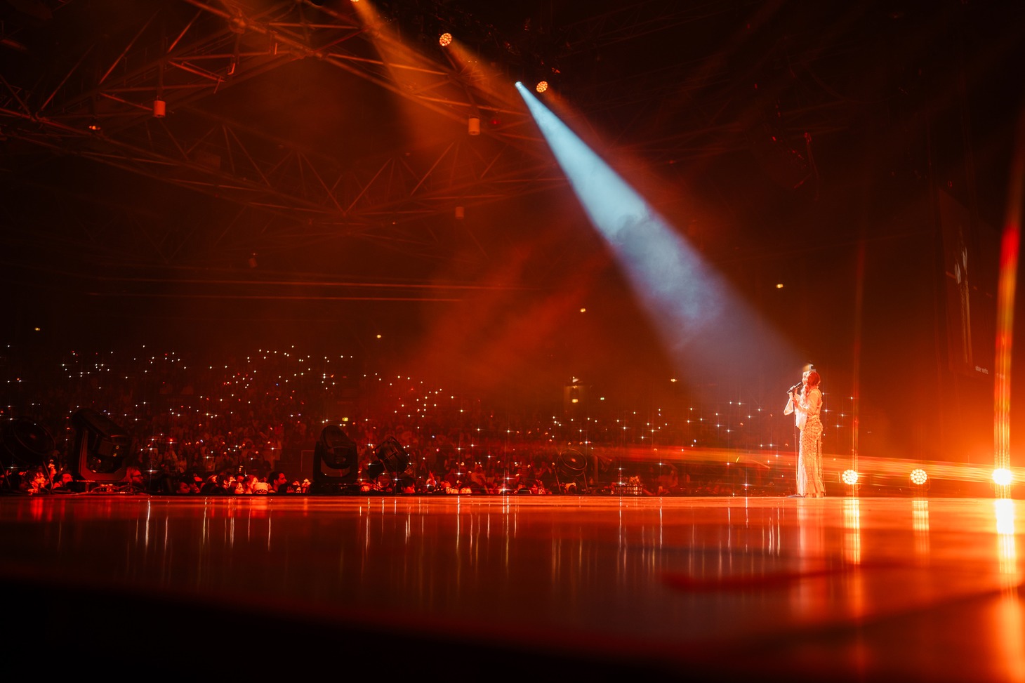 「XG 1st WORLD TOUR "The first HOWL"」パリ公演の様子。