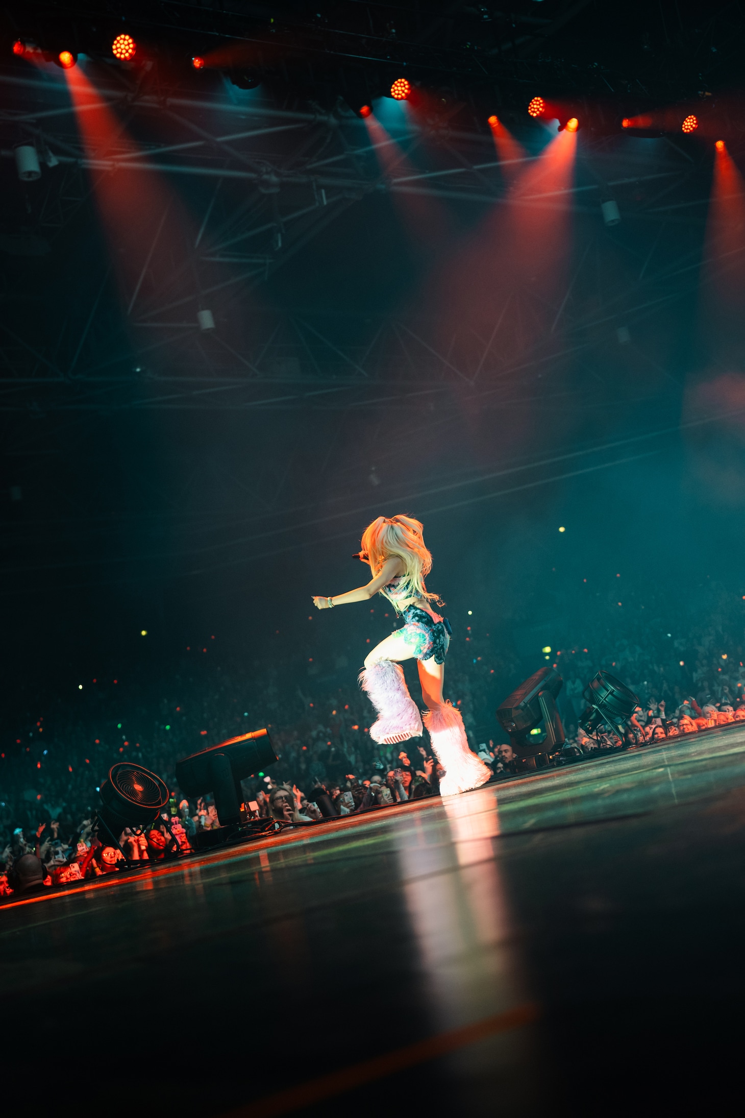 「XG 1st WORLD TOUR "The first HOWL"」パリ公演の様子。