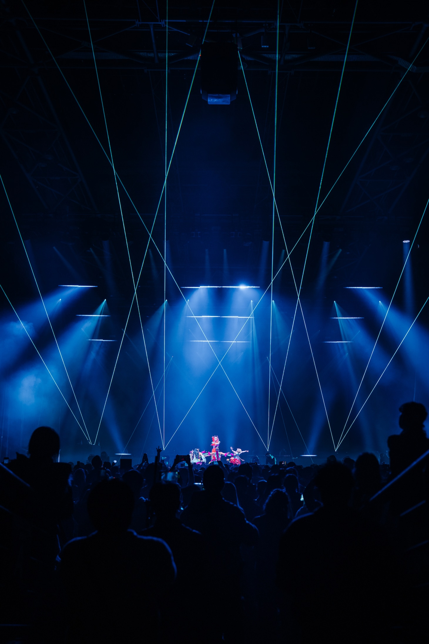 「XG 1st WORLD TOUR "The first HOWL"」パリ公演の様子。