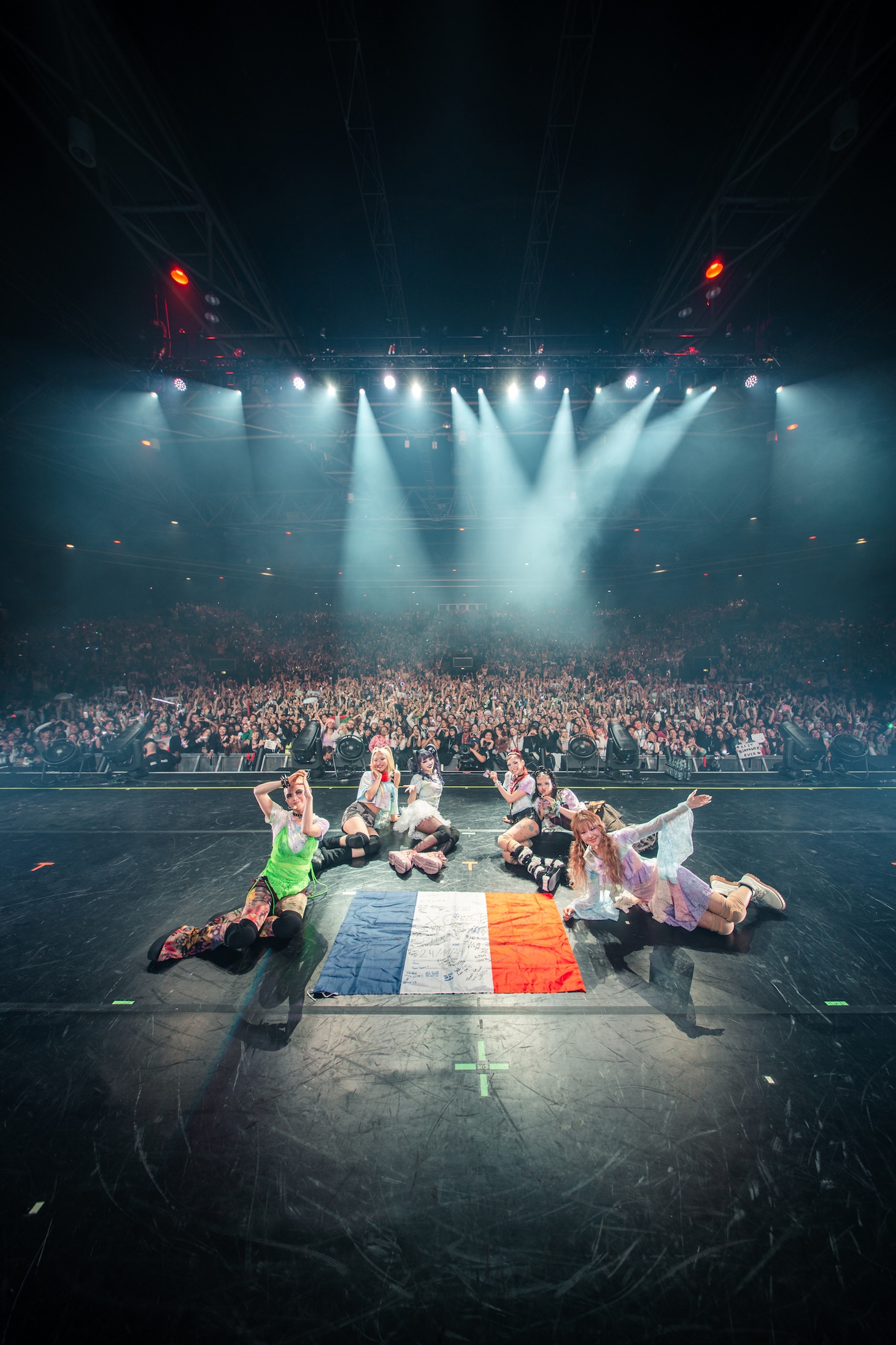 「XG 1st WORLD TOUR "The first HOWL"」パリ公演の様子。