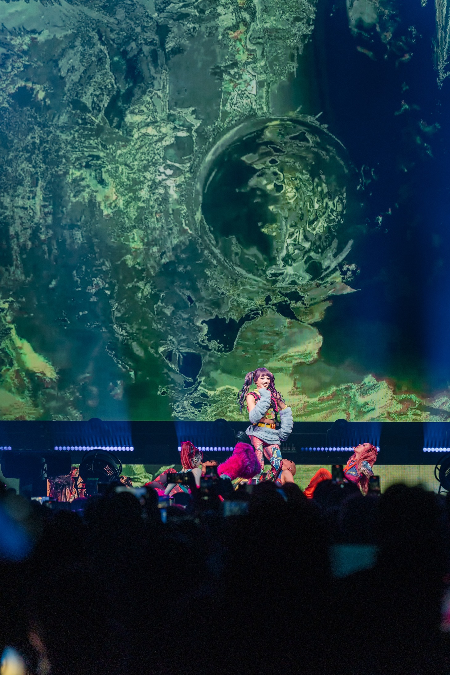 「XG 1st WORLD TOUR "The first HOWL"」パリ公演の様子。