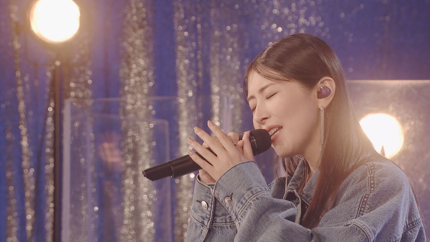 BS11「Anison Days」で歌唱する茅原実里。
