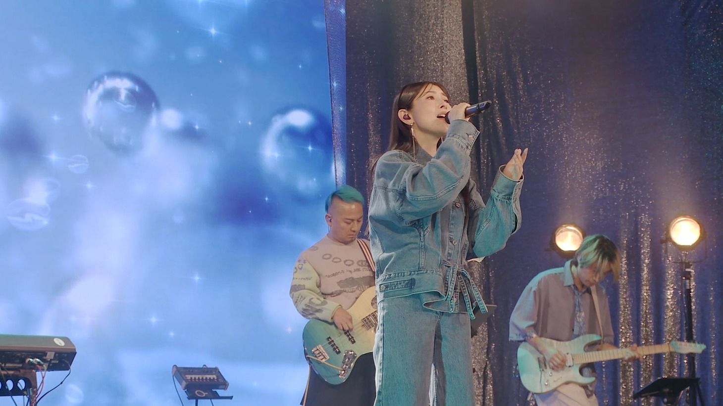 BS11「Anison Days」で歌唱する茅原実里。