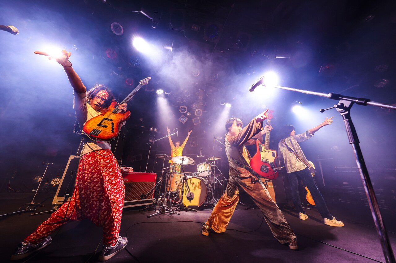 ライブ冒頭でポーズを決める挫・人間。（撮影：森好弘）