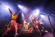 ライブ冒頭でポーズを決める挫・人間。(撮影:森好弘)