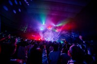 須田景凪のライブの様子。（撮影：藤井拓）